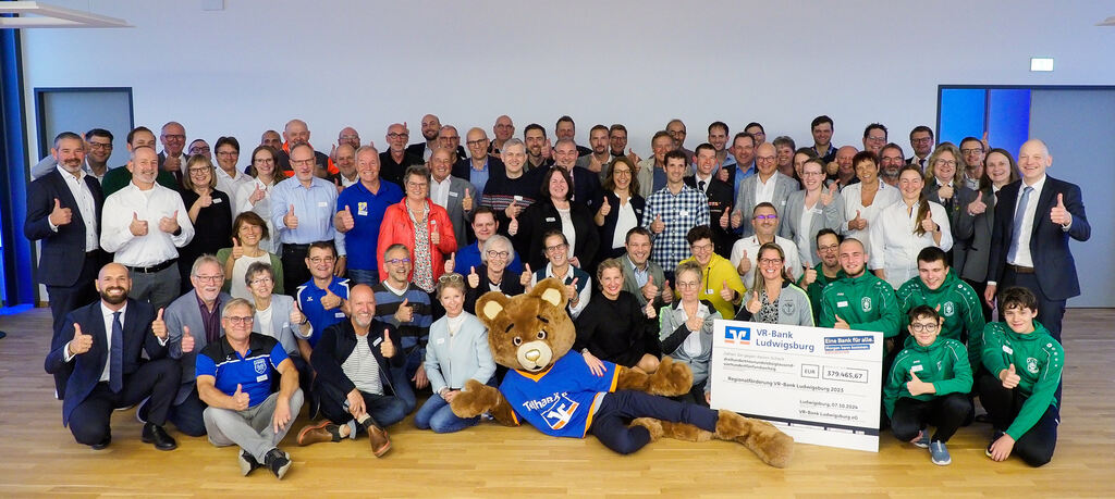 Der Vorstand der VR-Bank Ludwigsburg und Vertreter vieler Einrichtungen freuen sich über die Spendensumme. Foto: Holm Wolschendorf