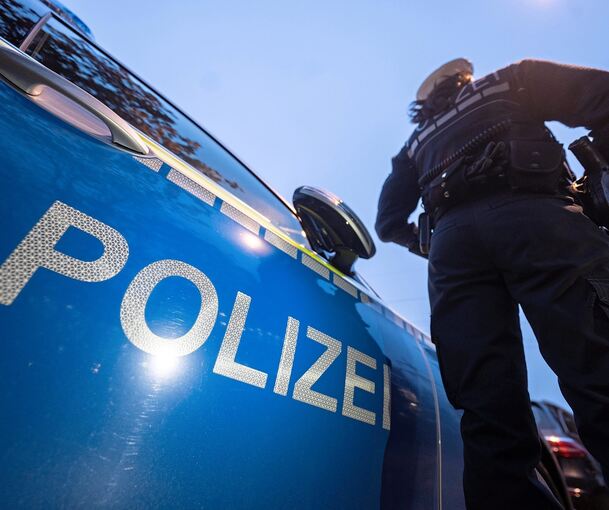Die Polizei bittet um Hinweise zu den geflüchteten Tätern. Symbol