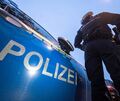 Die Polizei bittet um Hinweise zu den geflüchteten Tätern. Symbol