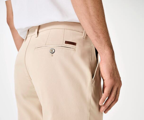 Künftig will das Unternehmen komplette Outfits anbieten, von Kopf bis Fuß. Zum Beispiel mit dieser Chino.