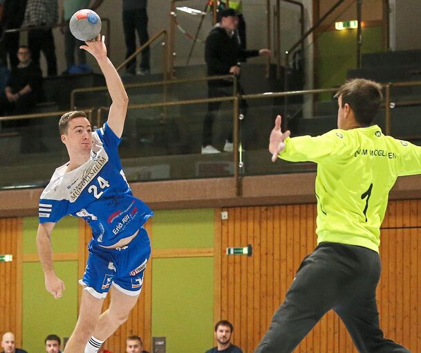 Gegen die überraschend agile SG-Abwehr wohl besonders gefordert: Mundelsheims Torjäger Marcel Gombert (links).