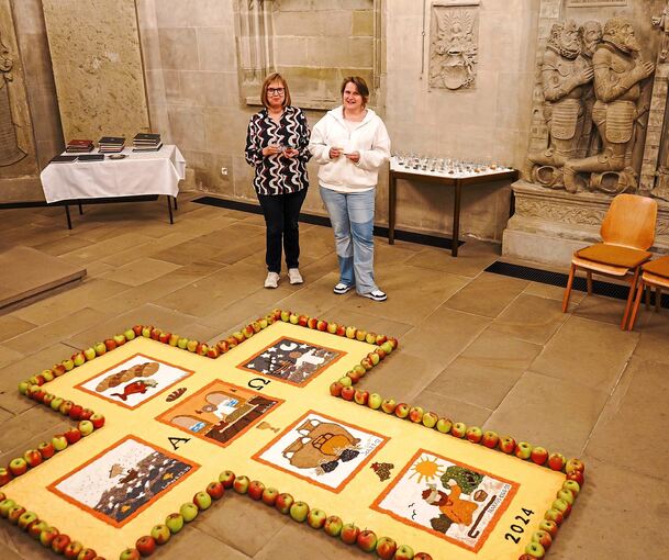 Das zentrale Thema des Erntemosaiks sind Wunder, die Jesus vollbracht hat. Susanne Beck (rechts) und Waltraud Drühe sind zu Recht stolz auf das Werk.