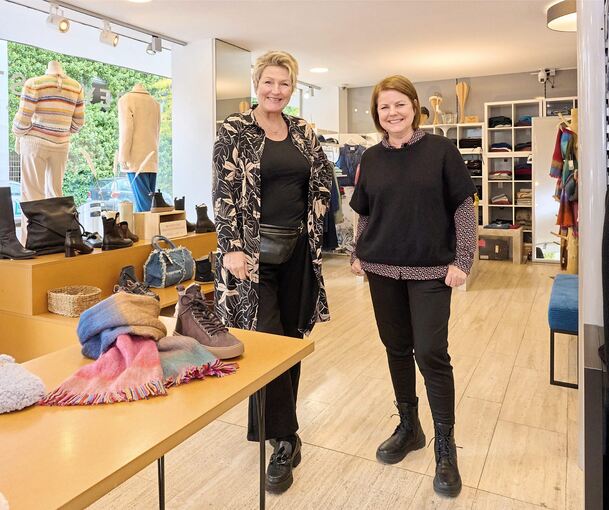 Brunhilde Schreijäg setzt auf Eco Fashion, Claudia Fuchs auf hochwertige Schuhe. Die beiden Geschäftsfrauen haben sich am Standort von Bauer Schuhe in der Asperger Straße zusammengeschlossen..