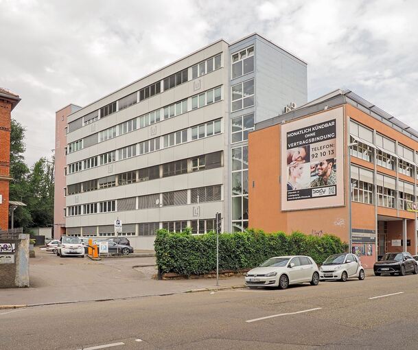 Blick auf das Uhlandareal: Das weiße Bürogebäude (Youngtimer) wird nach links verlängert, der Vorbau an der Uhlandstraße (Lofthaus) wird ebenfalls nach links verlängert.