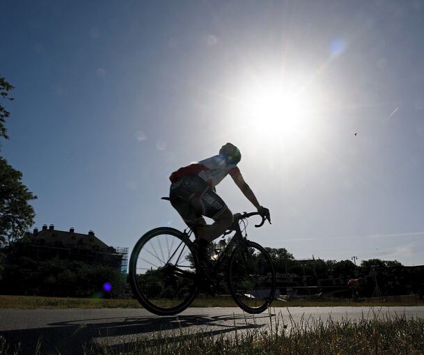 Der Radfahrer kam mit schweren Verletzungen uns Krankenhaus.