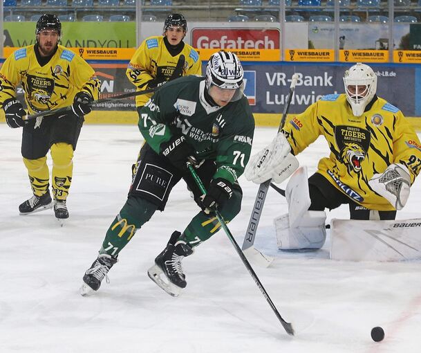 Bietigheims Bastian Eckl vor dem Tor der Tigers.