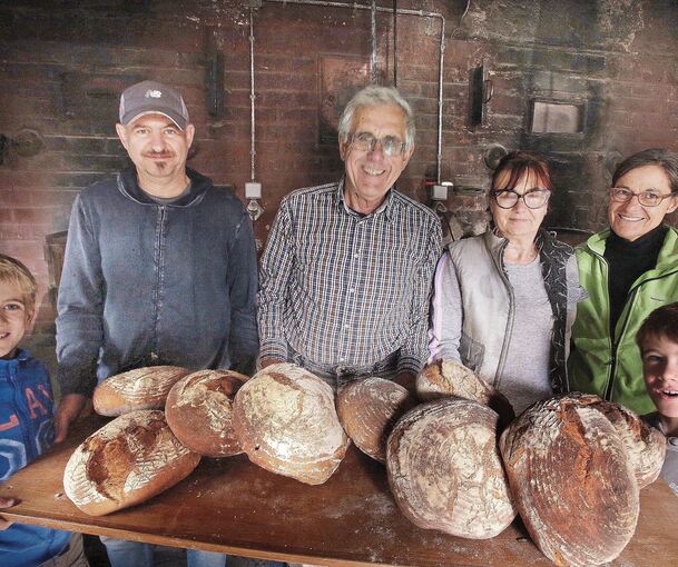 Die Backhausgruppe „Bühl“ hat 150 Brote im Backhaus gebacken.