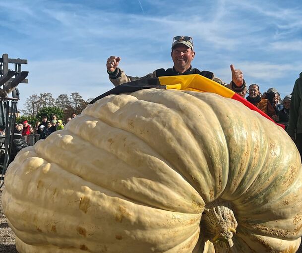 Mario van Geel aus Belgien hat mit 1152Kilo Europas schwersten Kürbis gezüchtet.