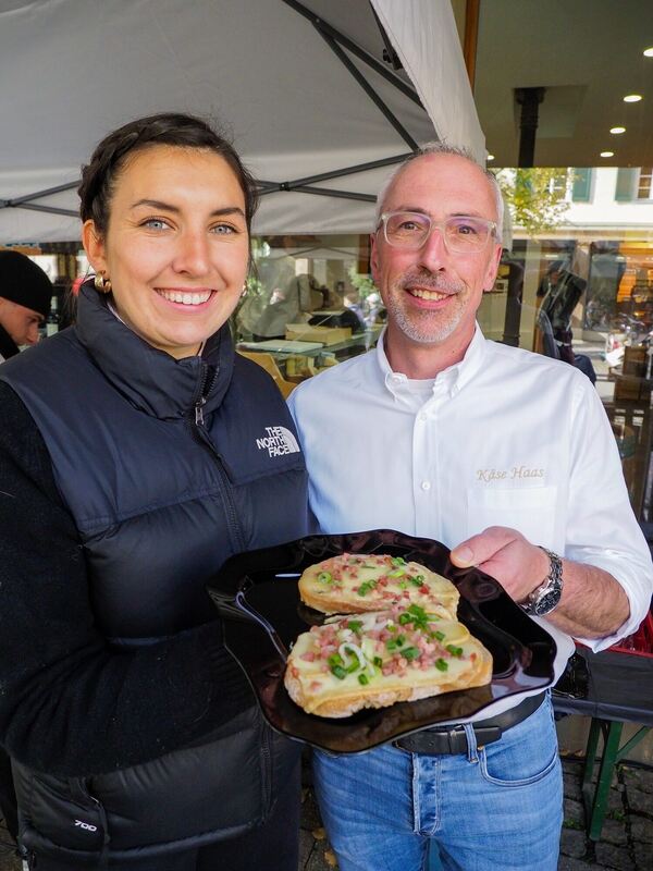 Miriam Maitra und Armin Haas mit Raclettekäsebrot.