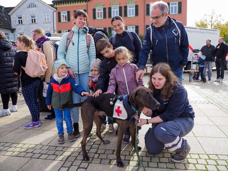 Nina Schmidt mit Hund Nero von der Rettungshundestaffel.