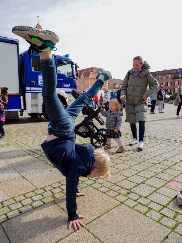Hannes (8) aus Eberdingen zeigt Handstand.