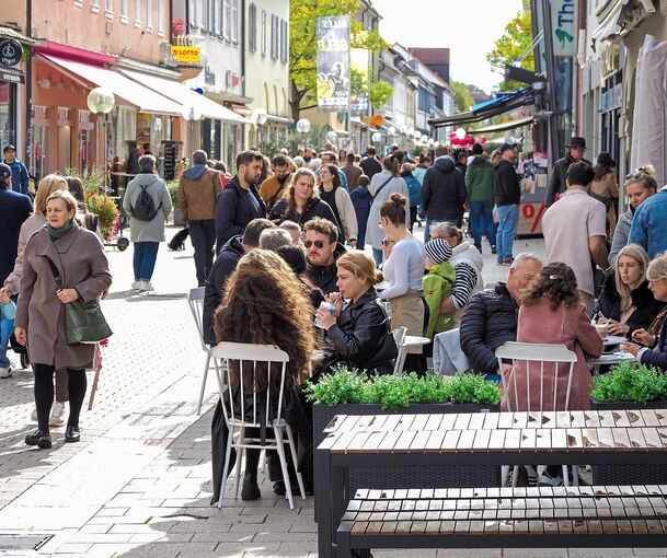 Zahlreiche Besucher nutzen den Verkaufsoffenen Sonntag und genießen Zeit im Straßencafé.