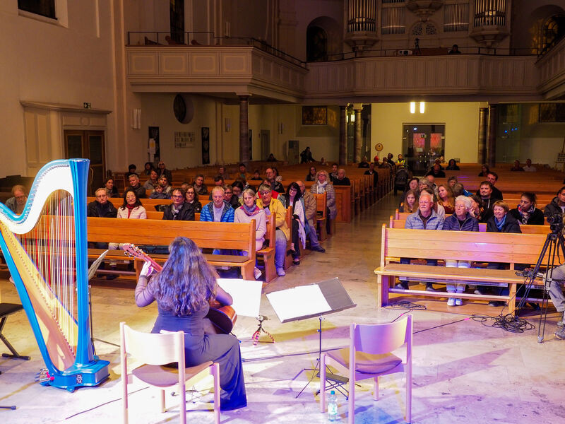 Zahlreiche Besucher finden sich in der Stadtkirche ein.