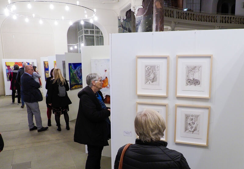 Die Ausstellung stößt auf Interesse.