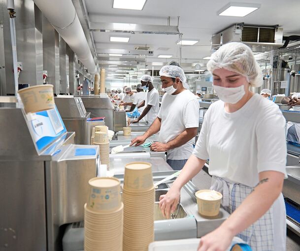 Geflüchtete an ihrem Arbeitsplatz in einer Eismanufaktur: Die Beschäftigungsquote bei Menschen aus den wichtigsten Herkunftsstaaten wie Syrien, Afghanistan oder Iran liegt mittlerweile bei fast 50 Prozent.