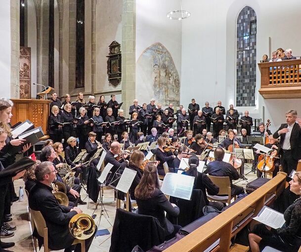 Ein großes Ensemble spielte die großartige Komposition von Mendelssohn Bartholdy.