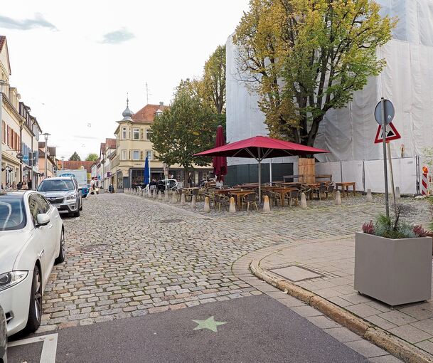 Die Eberhardstraße hinter der Katholischen Kirche wird Fußgängerzone, wie auch beide Straßen zum Marktplatz.