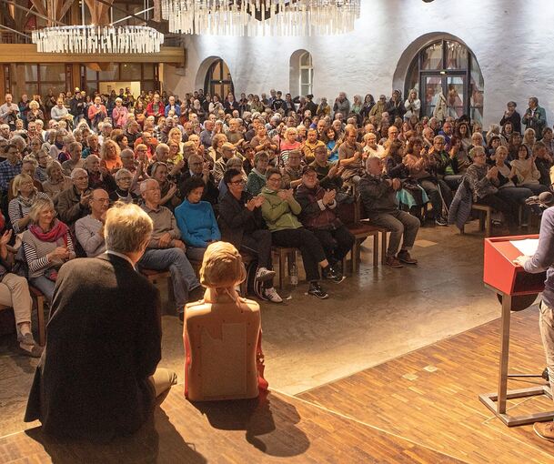 Die Stadthalle Alte Kelter war voll als Bürgermeister Florian Bargmann begrüßte. Alle wollten wissen, was beim plötzlichen Herztod zu tun ist.