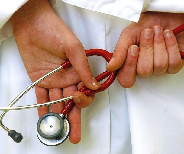 Der Arzt hat die Untersuchung ausgenutzt, um eine Frau unsittlich zu berühren.