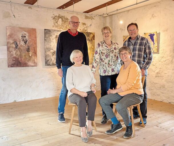 Acht Mitglieder des Kunstvereins Markgröningen zeigen mit ihren Malereien, Grafiken, Zeichnungen und Skulpturen, was sie sich für diese Werkschau zum Thema „Gegensätze“ überlegt haben. Im Bild: Rolf Schrade, Angelika Mollner und Jürgen Grabsch (von l