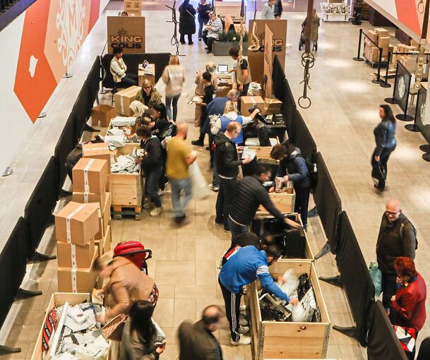 Direkt am Haupteingang des Marstall Center sind die Kisten zum Durchwühlen aufgebaut.