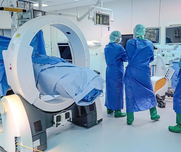 Während der Patient auf dem OP-Tisch liegt, scannt ihn Loop-X und liefert die Fotos an die Monitore.