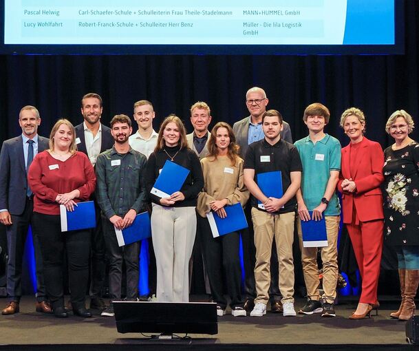 Die mit dem Carl-Schaefer-Preis Ausgezeichneten sind (vorne, von links): Celine Hager, Lukas Miller, Emily Holl, Lucy Wohlfahrt, Maximilian Witzany, Pascal Helwig und in der hinteren Reihe Dominik Hahn (Dritter von links). Julian Pflugfelder, Präside