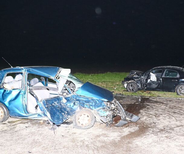 Drei Personen sind beim Unfall verletzt worden.