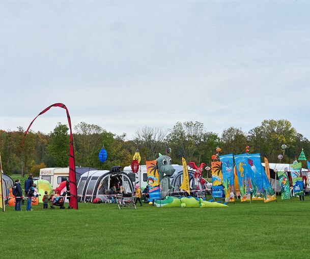 Aussteller und Drachenflieger im Wiesental.