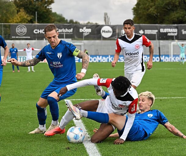 Umkämpft: Marco Kehl-Gomez (links), Andrew Junior Awusi Boddien (Mitte und Luca Stellwagen (rechts) rangeln um den Ball.