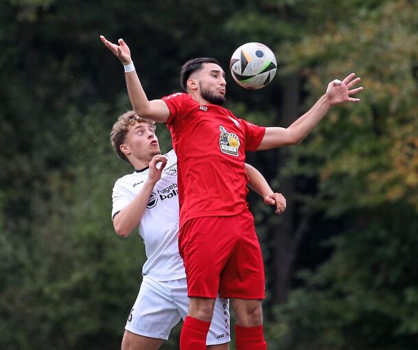 Kerim Kaya (rechts) schirmt gegen Rutesheims Lars Ludwig den Ball ab.