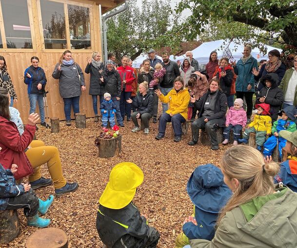 Die Kinder führten das Bewegungsspiel zum Mitmachen auf: „Hallo, ich bin der Hannes und ich arbeite in einer Knopffabrik“.