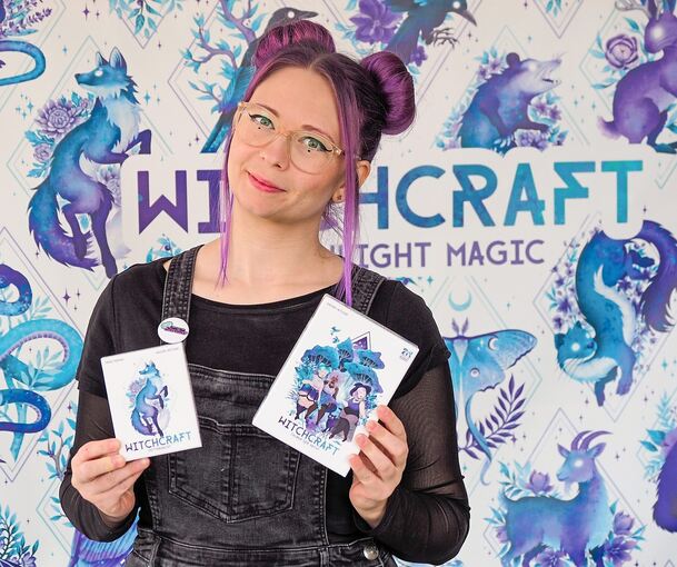 Maxine Metzger und ihr erstes komplett allein erfundenes und vermarktetes Brettspiel „Witchcraft“. Auch die Illustrationen sind von ihr.