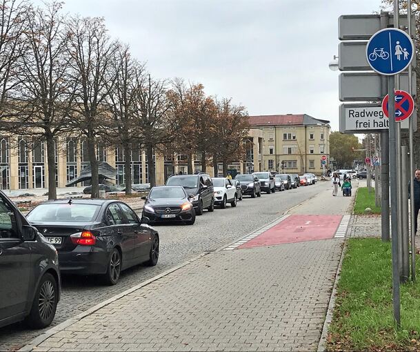 Trotz der Hinweise fahren viele Autofahrer direkt zur Bärenwiese und warten dort.