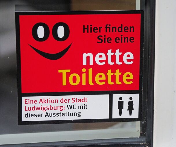 „Nette Toiletten“ sind an diesem auffälligen Schild erkennbar.