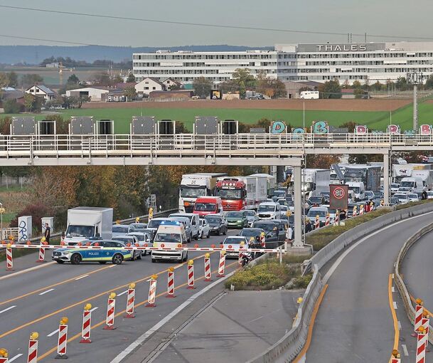 Der Verkehr staute sich vor beiden Einfahrten.