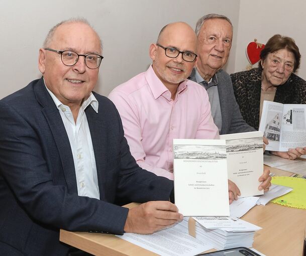Erwin Ruff (vorne) stellt sein neues Buch zusammen mit dem Geschichtsvereinsvorsitzenden Michael Aumüller, dessen Vorgänger Hans-Jürgen Groß und der Zeitzeugin Ursula Herbst vor (von links).