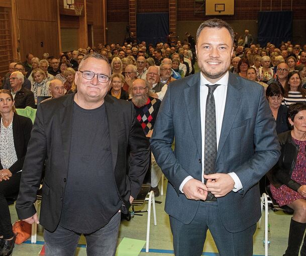 Mit 87,64 Prozent der Stimmen sichert sich Thomas Winterhalter (rechts) acht weitere Jahre im Rathaus.