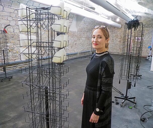 Im Dialog mit dem Postkartenständer: Annie Kurz in der Ausstellung.