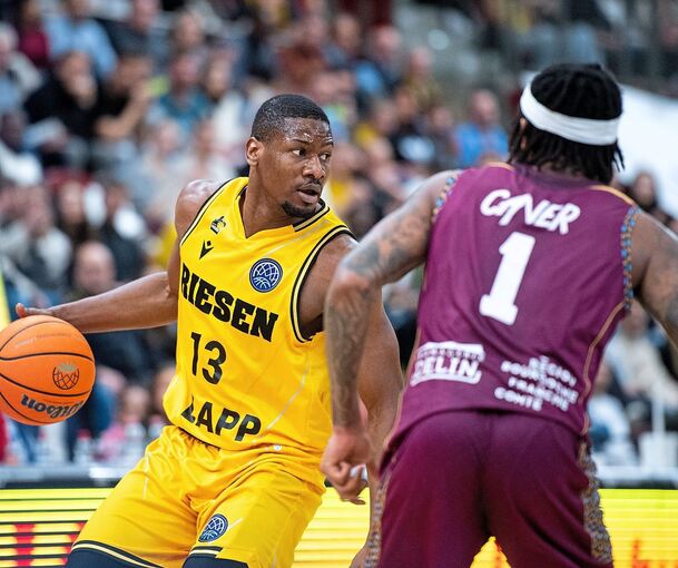 Kapitän Yorman Polas Bartolo (links) trifft mit den MHP-Riesen Ludwigsburg am Mittwochabend erneut auf JDA Dijon – so wie hier zuletzt Anfang März in der Champions League. Diesmal geht es im Fiba Europe Cup um Punkte und die Tabellenführung.