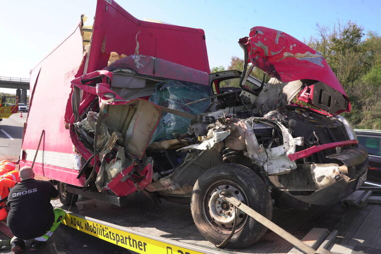 Der Transporter von Michael Gaedt wurde vollkommen zerstört. Foto: 7aktuell.de/Simon Adomat
