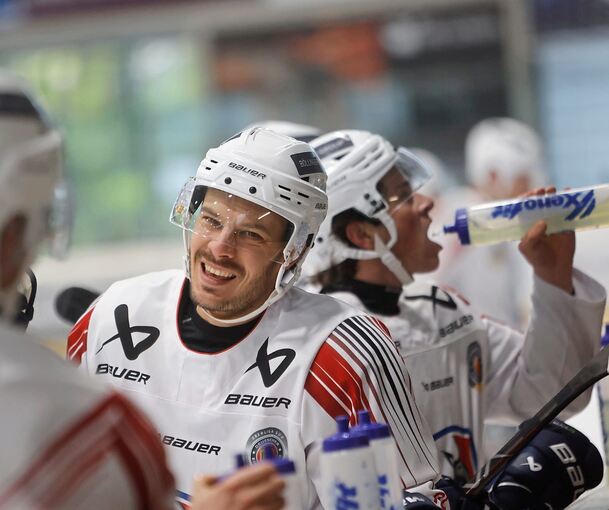 Gut gelaunt bei der Trainingseinheit am Donnerstag: der Ex-Bietigheimer Robin Just im Kreis seiner Heilbronner Teamkollegen.