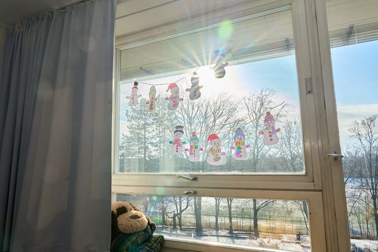 Auch im Winter scheint die Sonne direkt ins Klassenfenster. Die Eichendorffschule, 1960 eingeweiht, hat alte Kippfenster – die Attika hält die Sonne nicht ab. Archivfoto: Andreas Becker