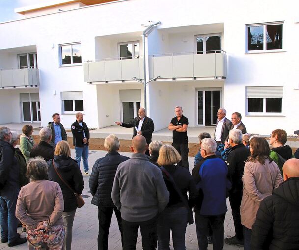An der Schwieberdinger Straße von Enzweihingen werden in einem neu gebauten Wohnhaus bis zu 64 Flüchtlinge vorläufig untergebracht. Landkreis und Stadt hatten zu Besichtigung eingeladen, um transparent über die Situation zu informieren.