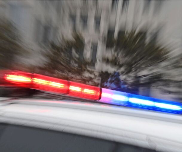 Die Polizei schätzt den Schaden am Mercedes auf rund 5.000 Euro. Symbolbild: Johannes Neudecker/dpa