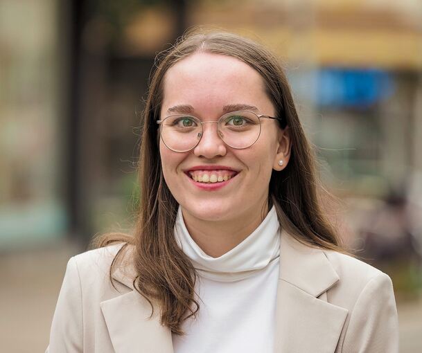 Jungsozialistin Anna-Lena Pfeffer: Den Mitgliedsantrag in die SPD während des Gemeinschaftskundeunterrichts am Sachsenheimer Lichtensterngymnasium ausgefüllt.