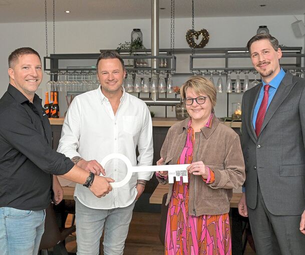 Lars Gotthard (von links) und Patrick Seifert werden künftig das Stüble in der ESG-Gaststätte führen. Bürgermeisterin Martina Koch-Haßdenteufel und Janis Schickardt, Abteilungsleiter Gebäudewirtschaft bei der Stadt Kornwestheim, übergeben symbolisch