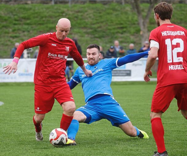 In Nussdorf zurück in der SVK-Startelf und gleich Torschütze: Stürmer Nico Schürmann (Mitte), hier gegen Hessigheims Björn Rothkopf.