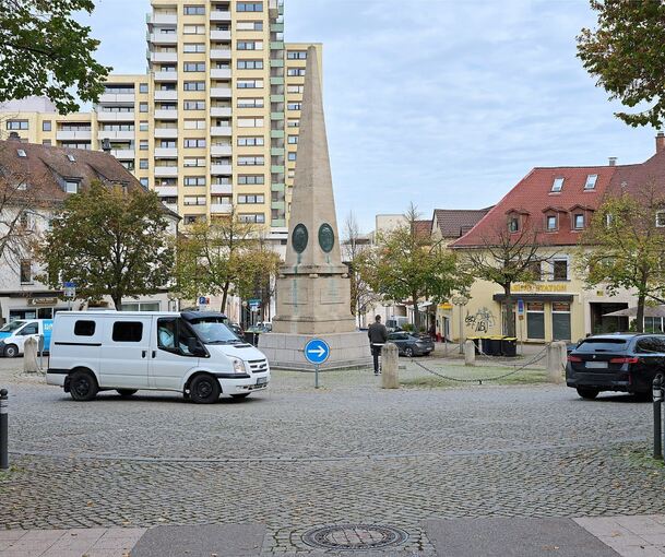 Auf dem Holzmarkt befindet sich ein „unechter“ Kreisverkehr. Hier gilt ganz klassisch rechts vor links.