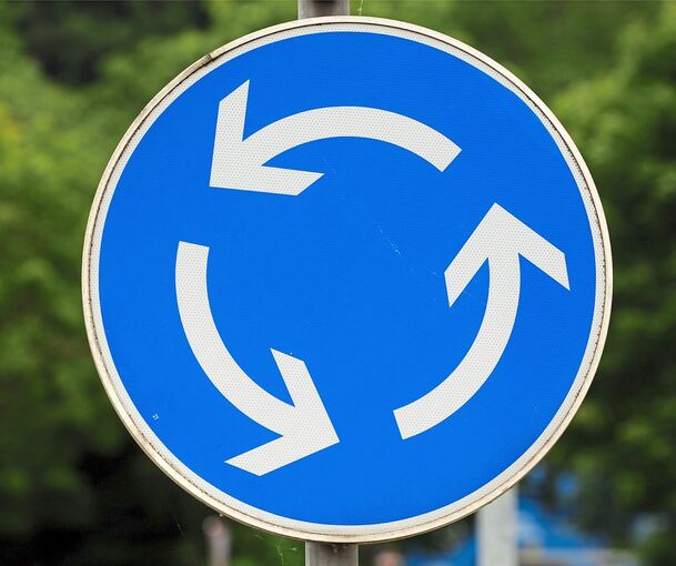 Das Verkehrszeichen weist auf einen Kreisel hin.